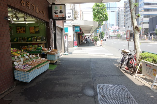 Ishii Fruits footpath